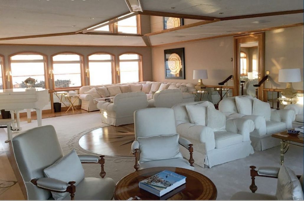grand piano saloon and lounging area.jpg
