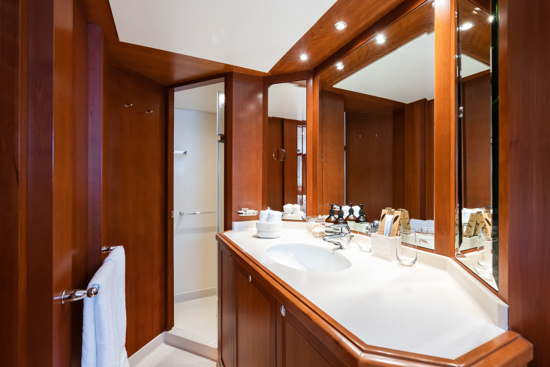 guest ensuite bathroom .jpg