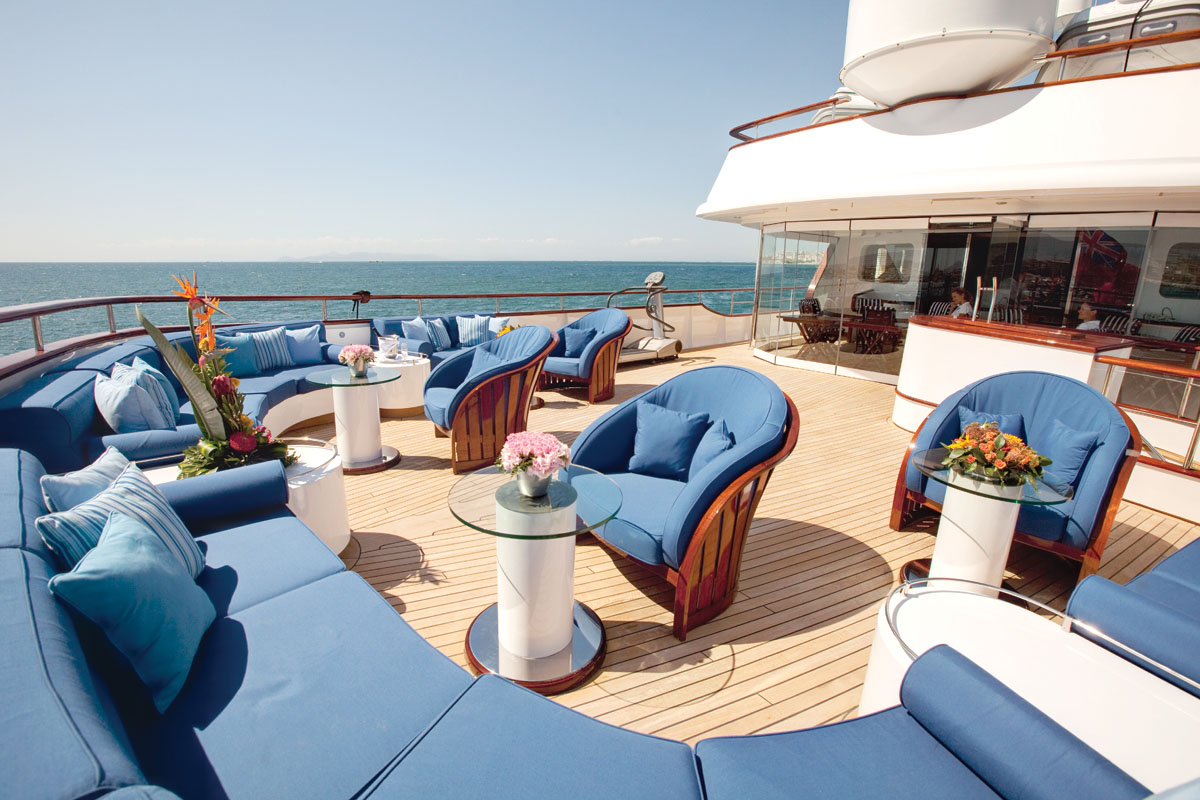 lovely seating on foredeck.jpg