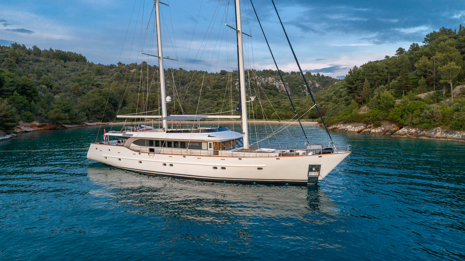 luxury sailing yacht NAVILUX.jpg