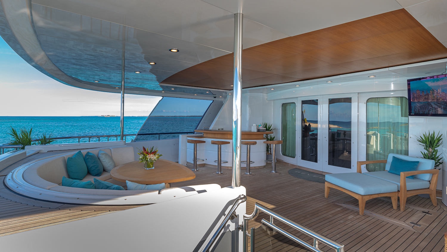 main deck aft seating and bar.jpg