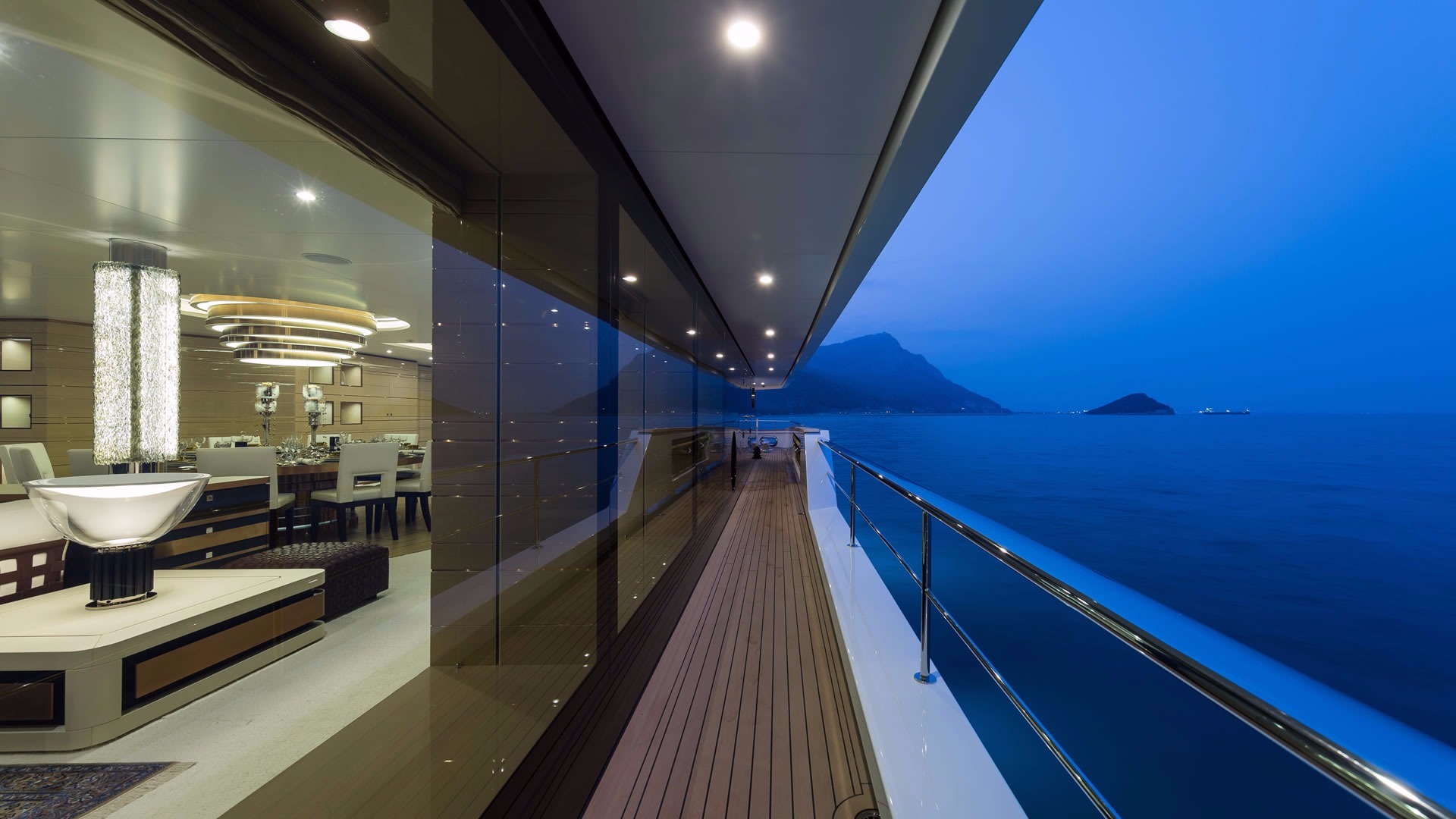 main deck looking inside the saloon.jpg
