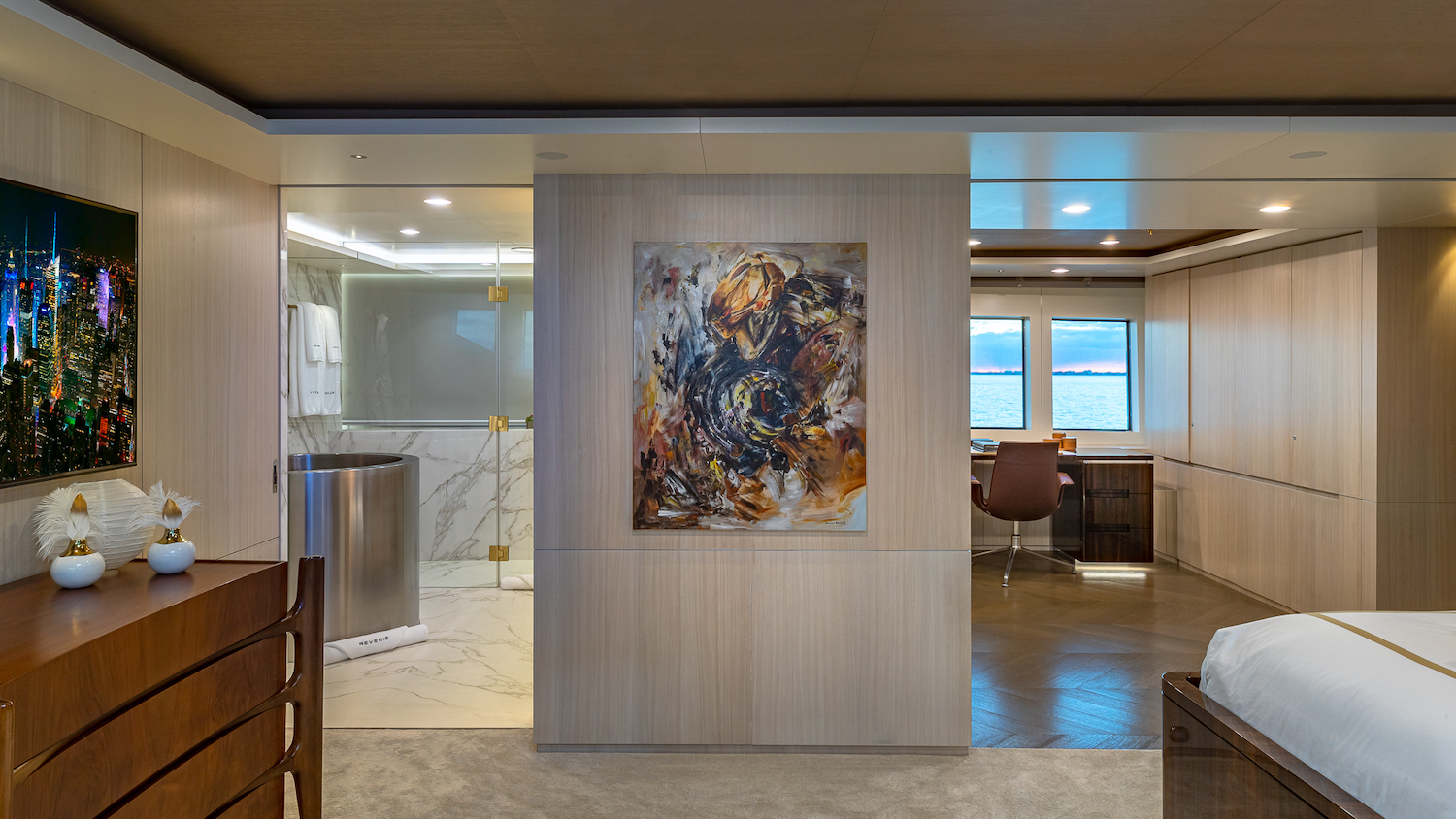 master - entrance to bathroom  .jpg