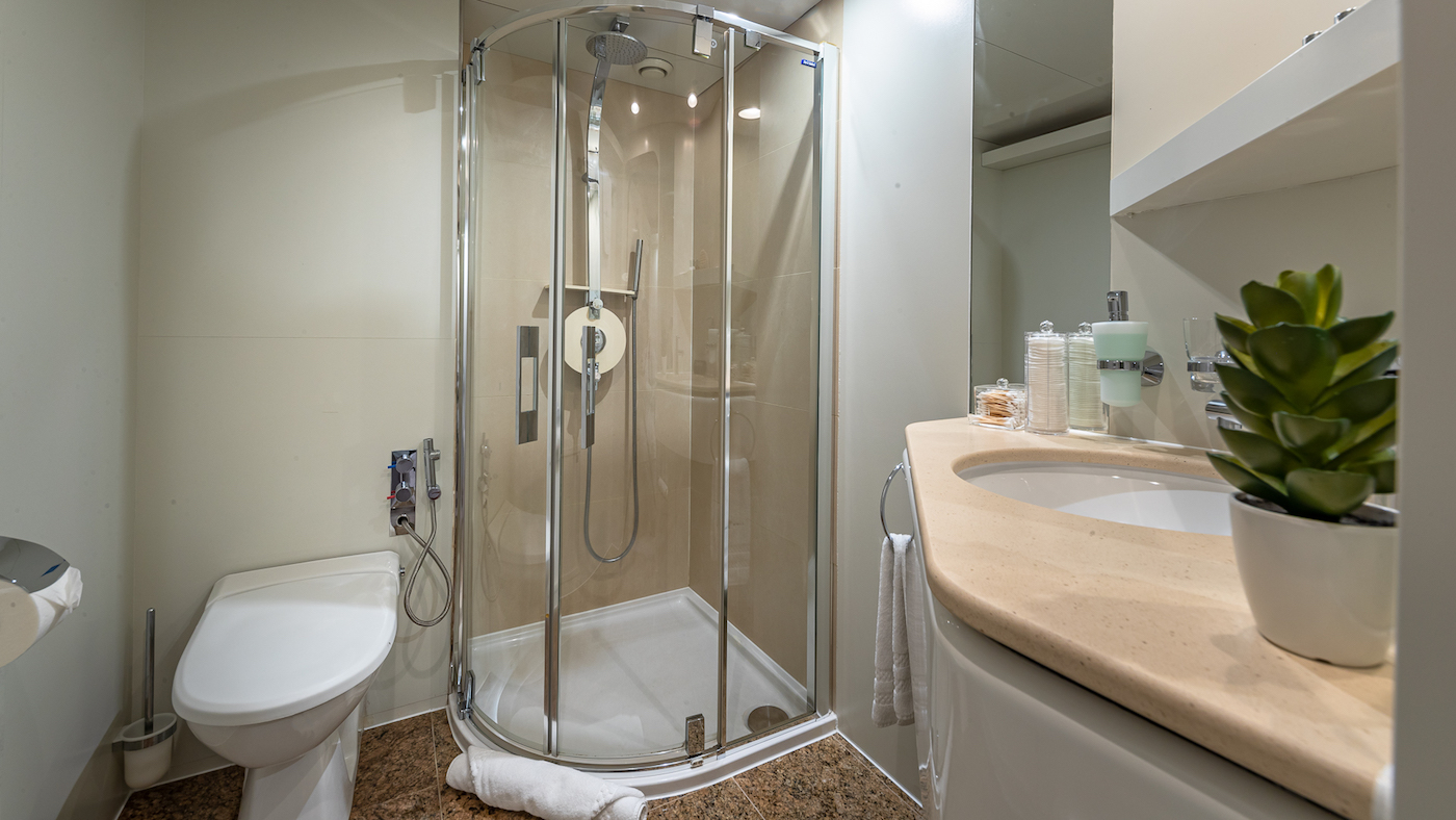 master - his bathroom .jpg