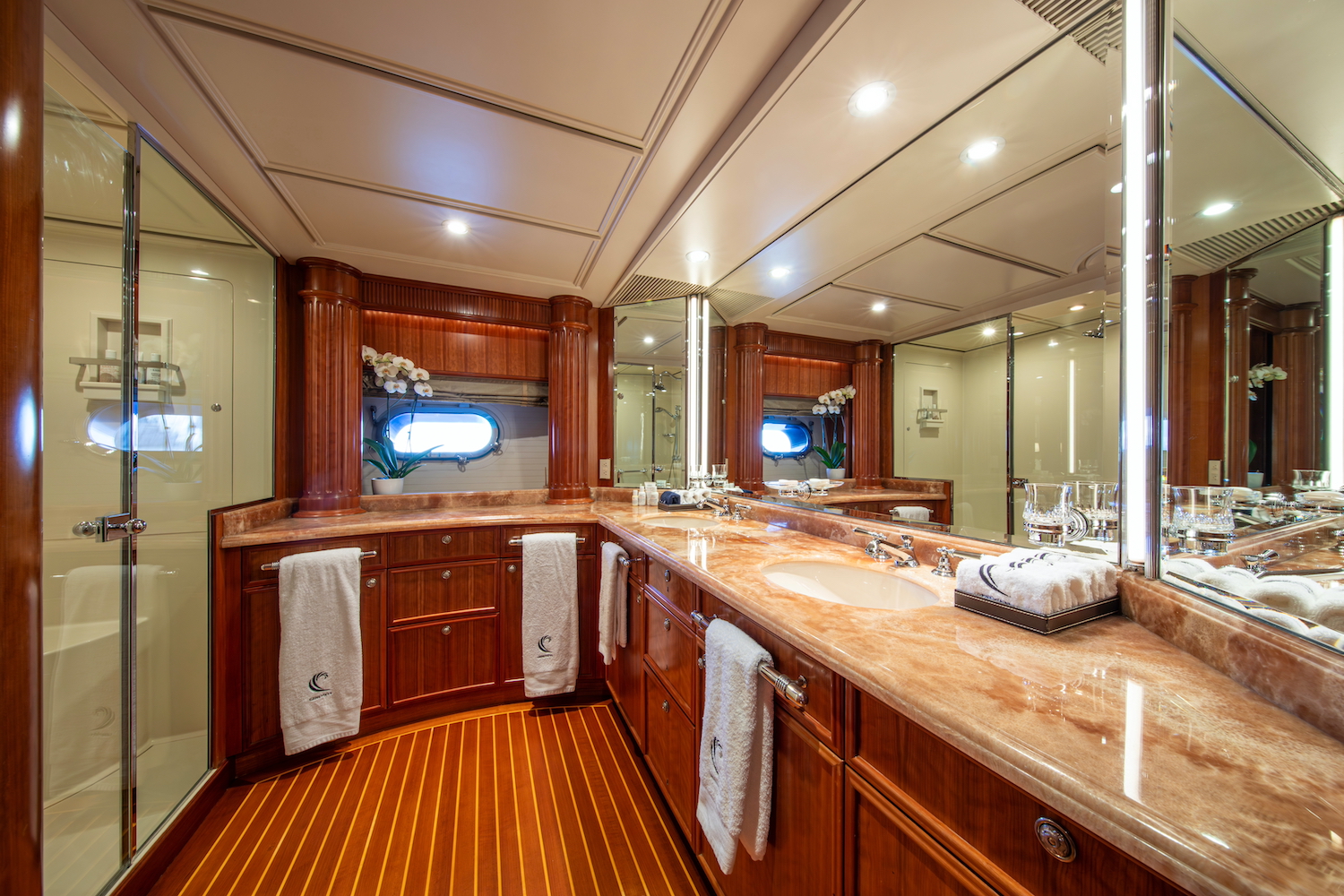 master bathroom  ©YachtShot .jpg