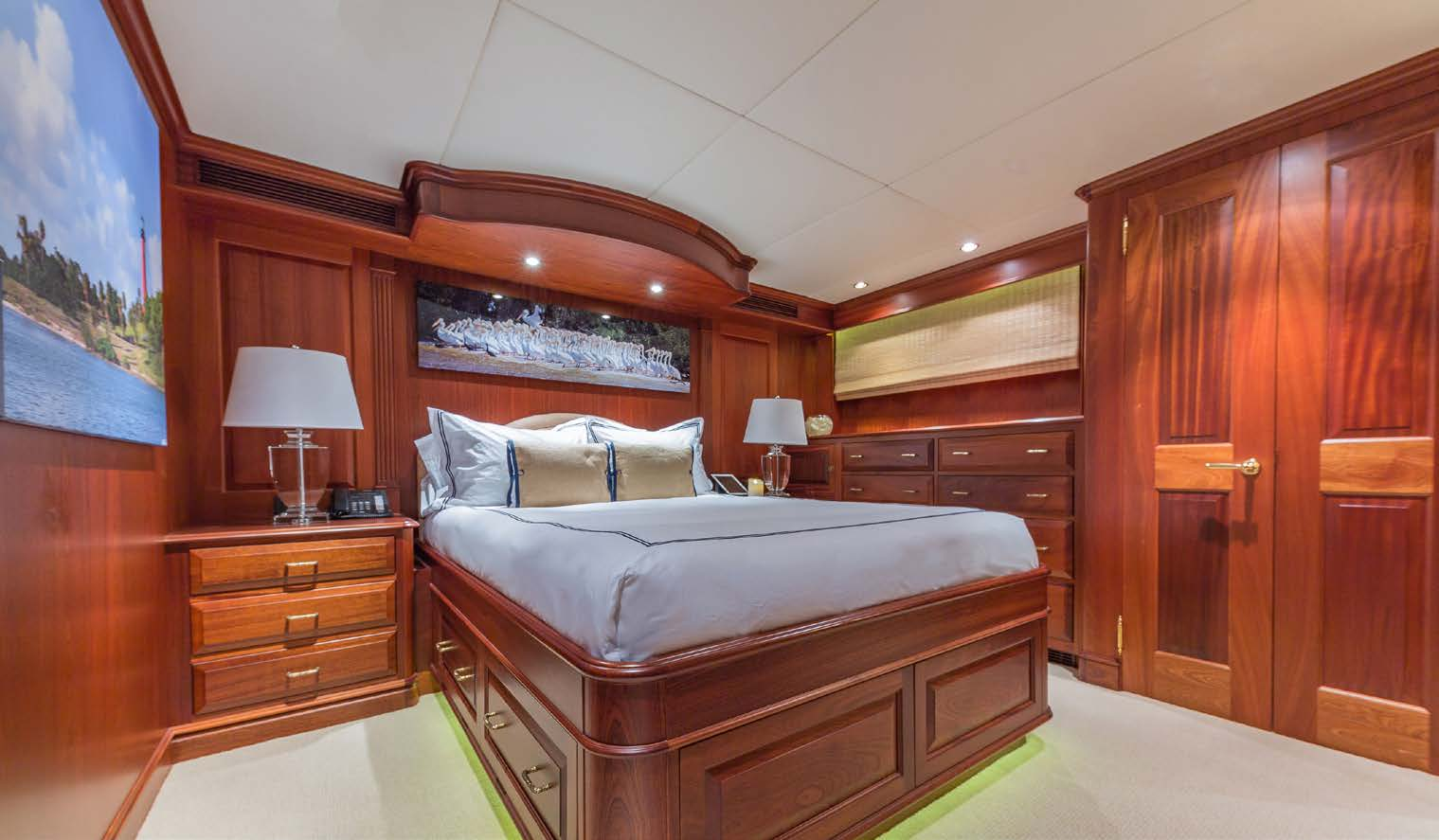queen bed guest stateroom.png