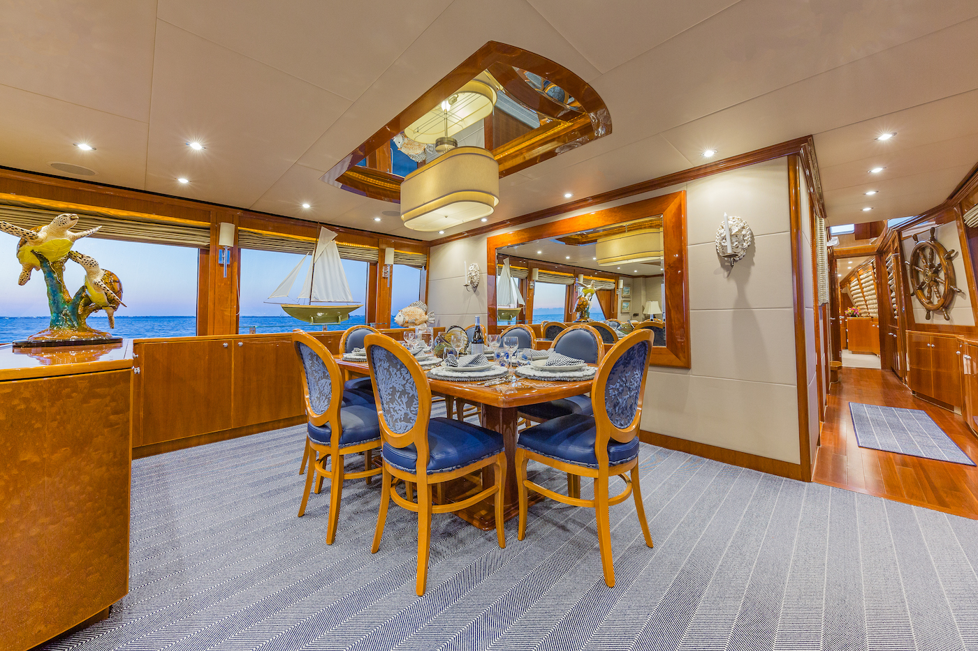 saloon dining area.jpg