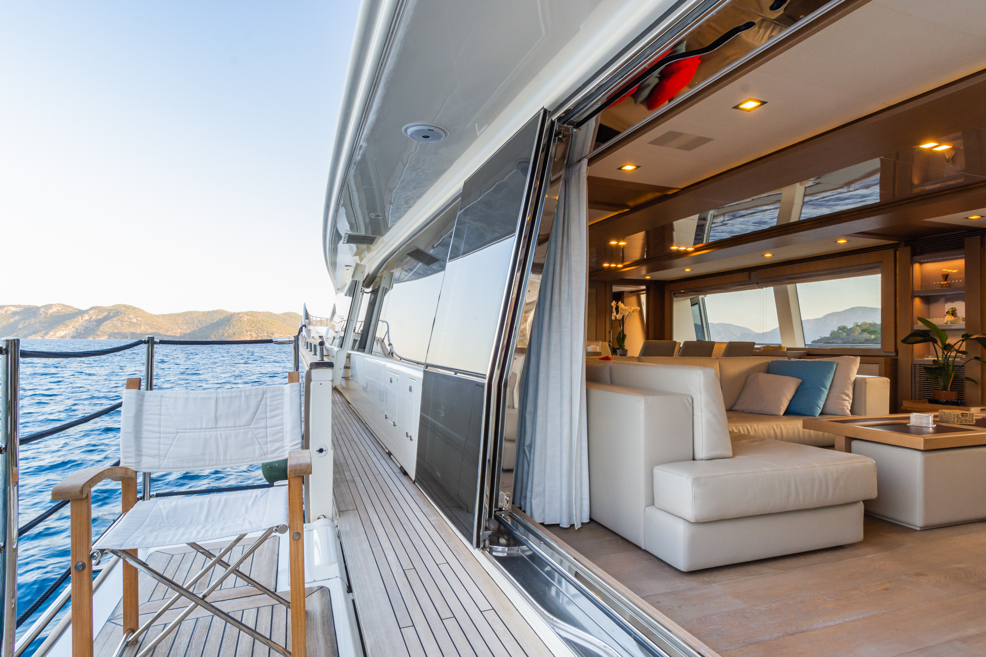 saloon with balcony.jpg