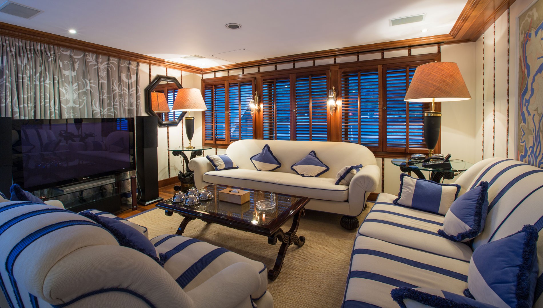 saloon with flat screen TV.jpg