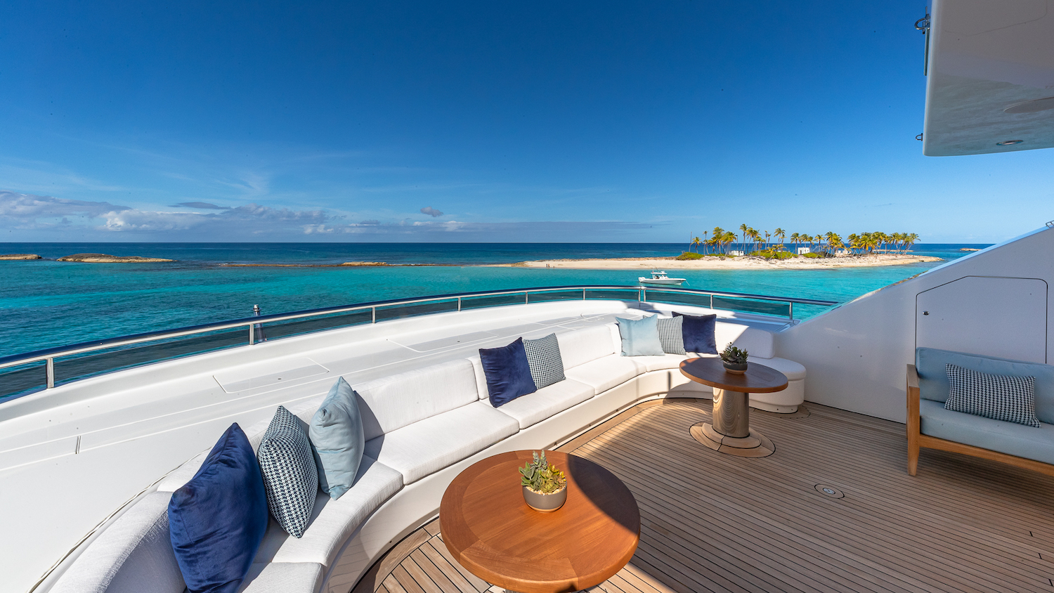 seating area aft on sun deck.jpg