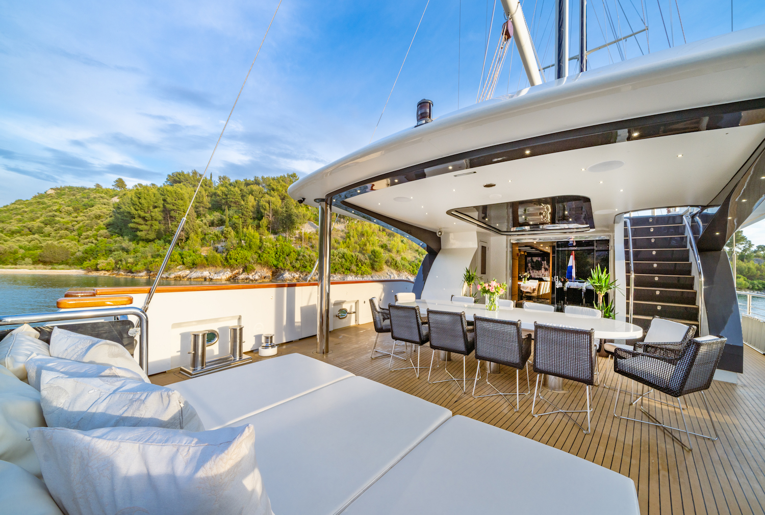sun deck alfresco dining area.jpg