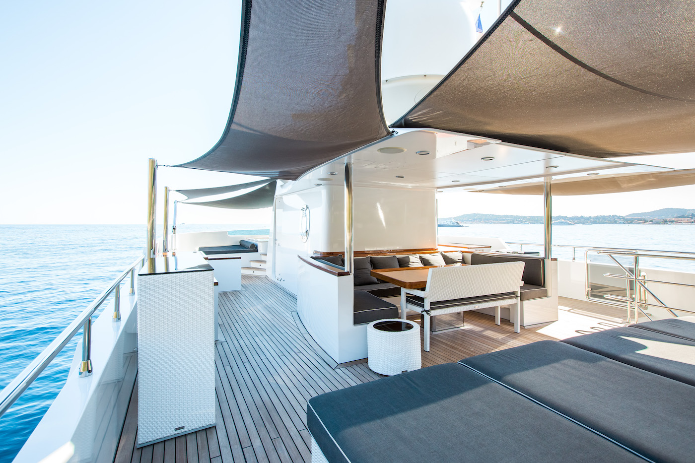 sun deck dining.jpg