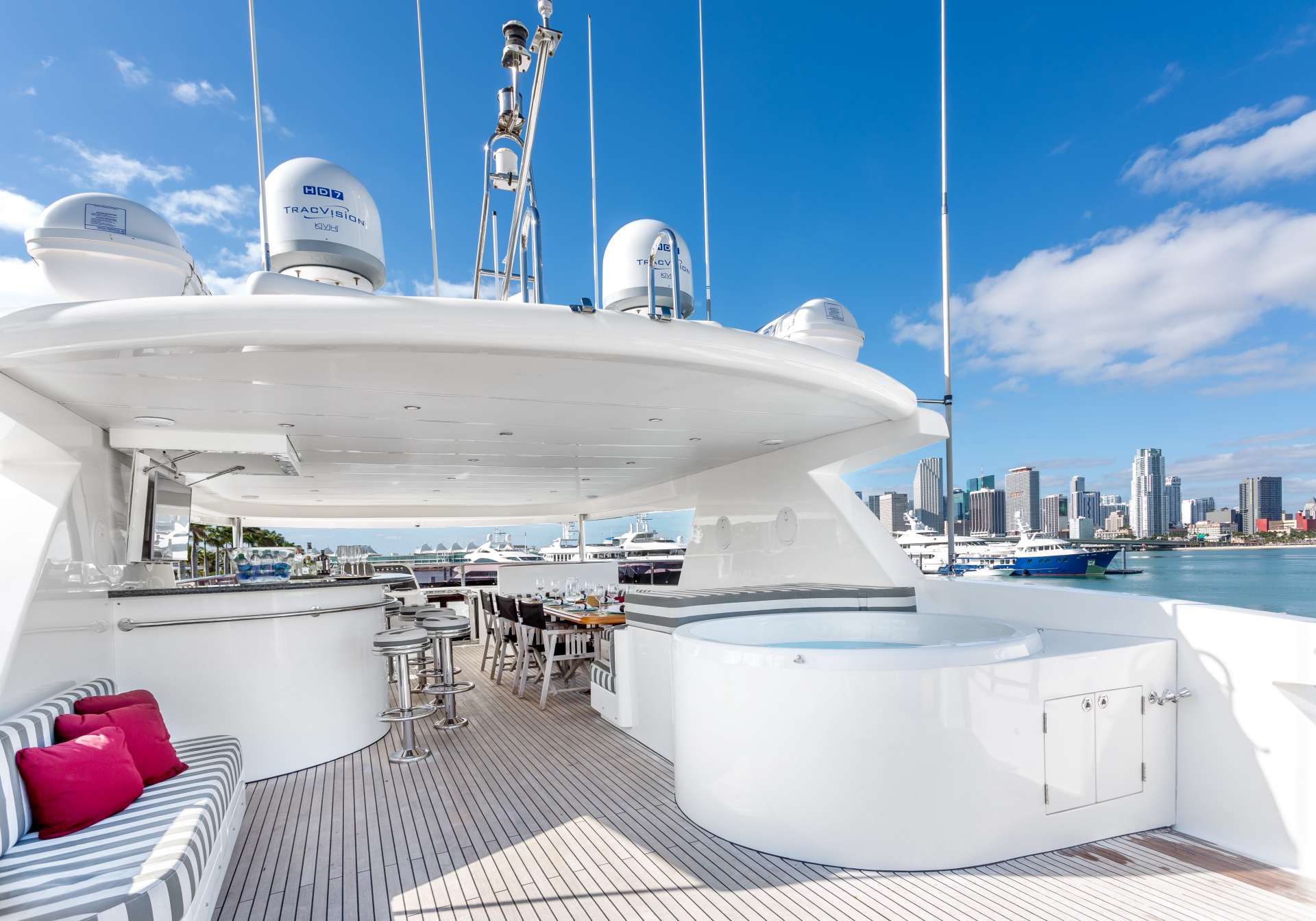 sun deck wtih Jacuzzi.jpg