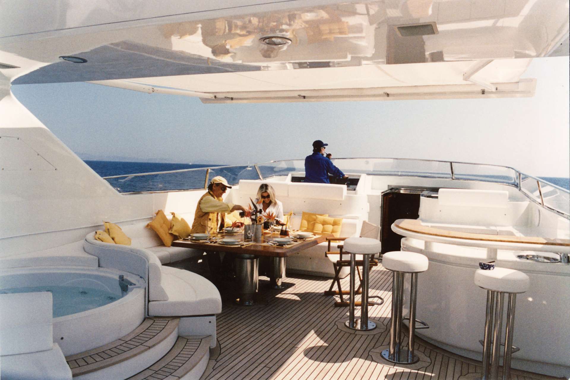 sundeck with Jacuzzi and bar.jpg