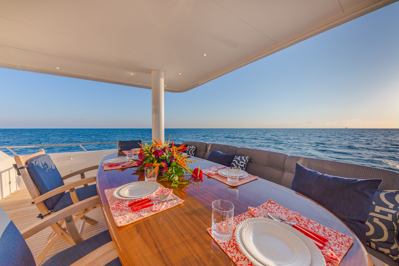 table alfresco.jpg