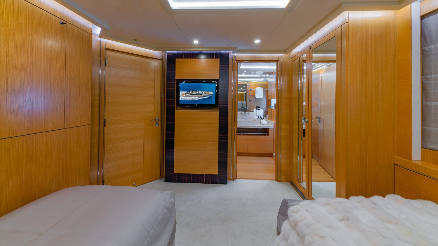 twin cabin looking to ensuite bathroom .jpg