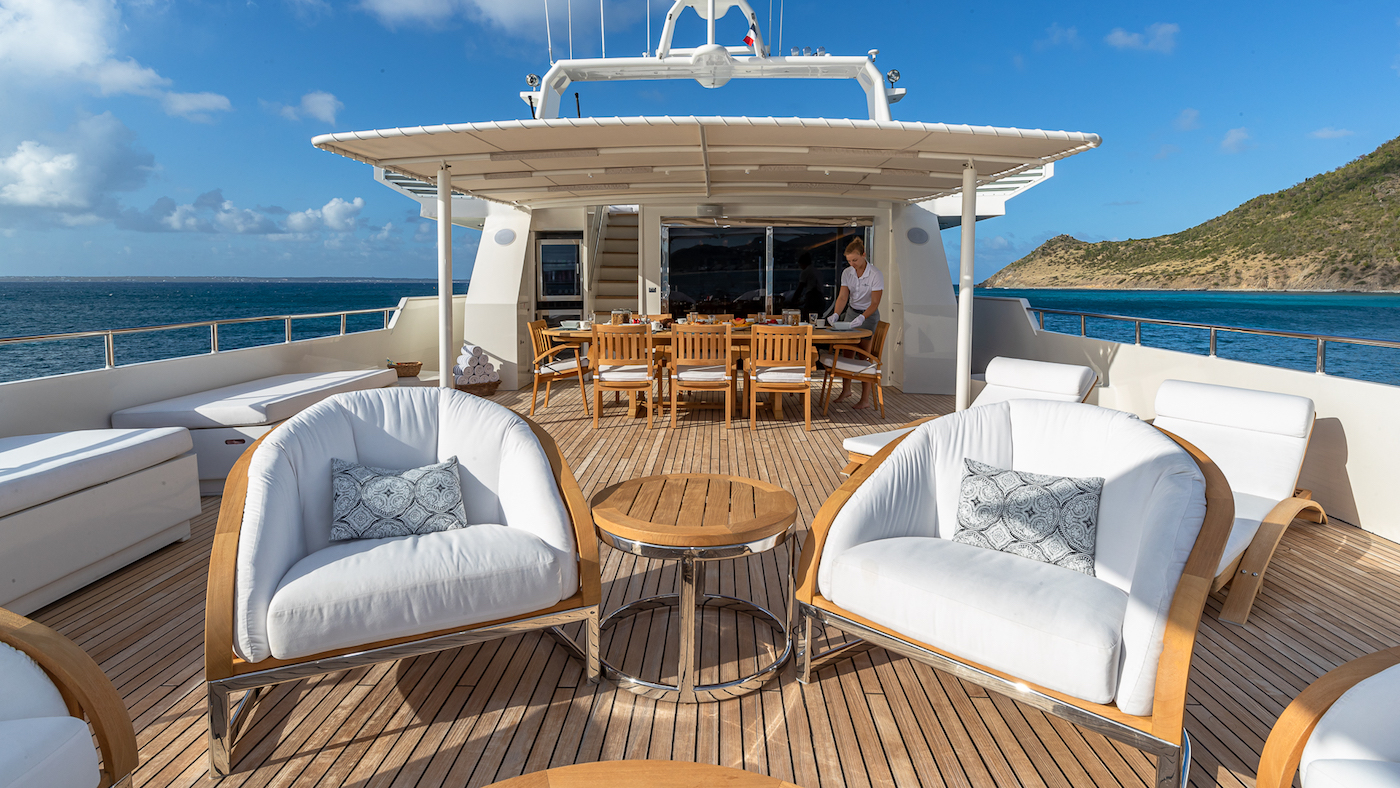 upper deck seating and dining area alfresco.jpg