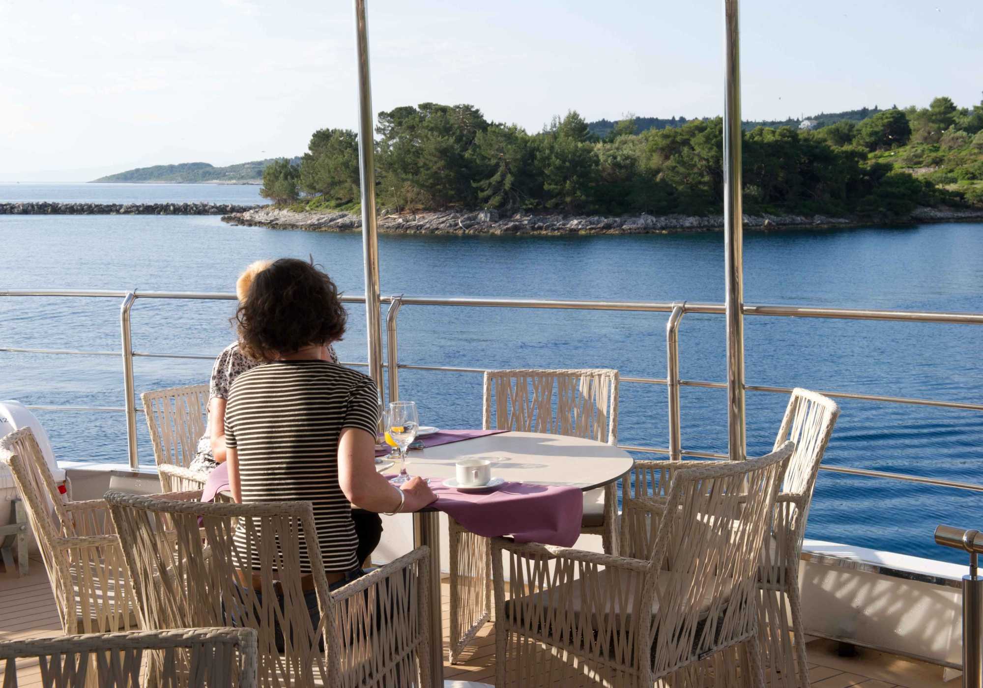 voyager-outdoor-dining.jpg
