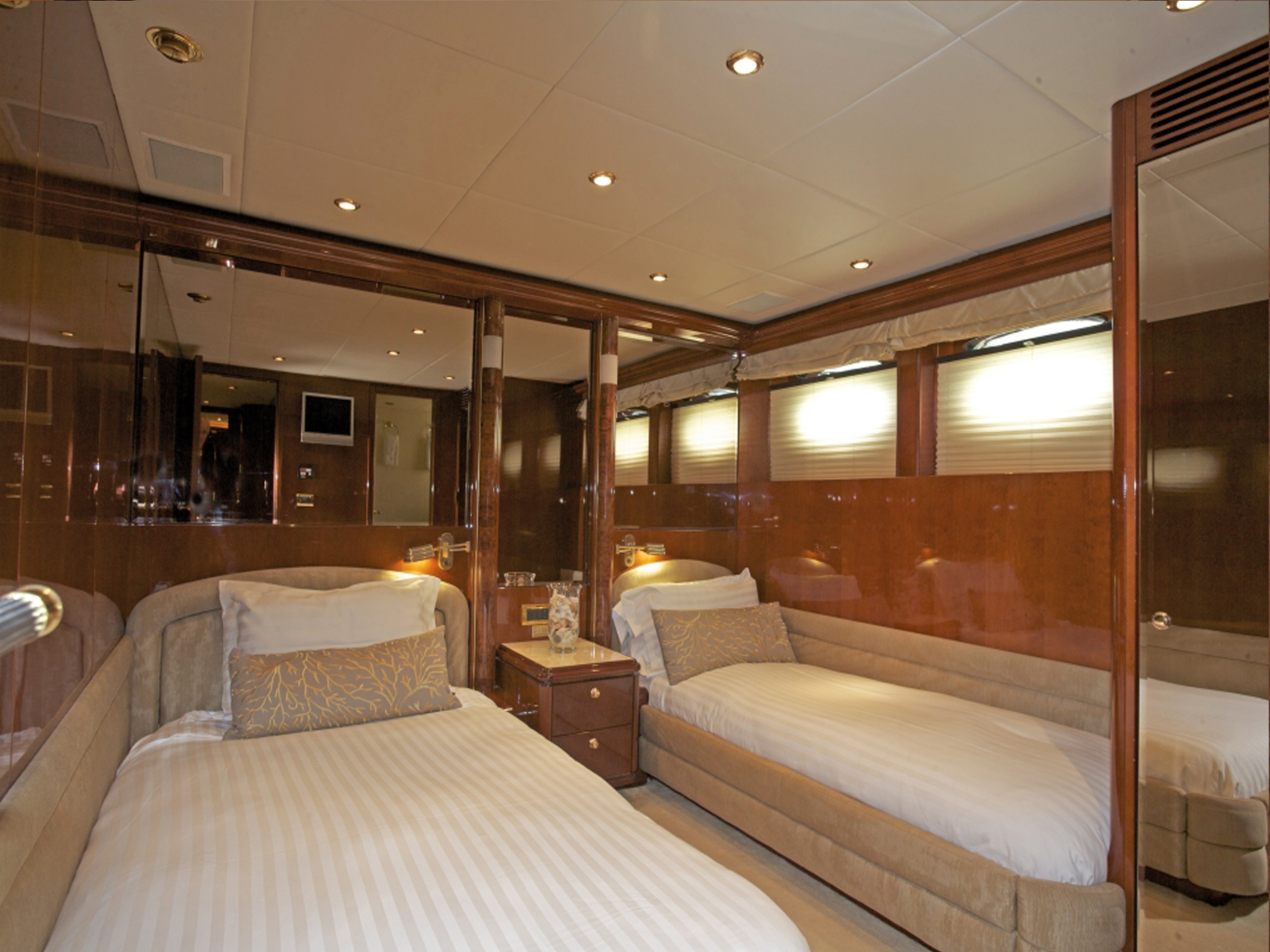 [31m-Yacht-NO-RULES]-861-180.jpg
