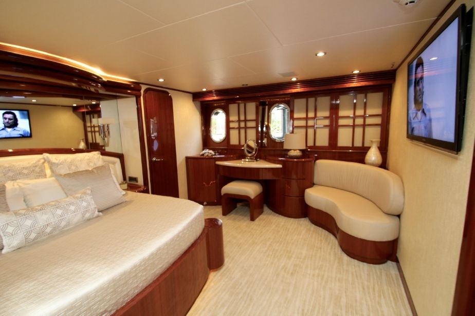 [32m-Yacht-EXIT-STRATEGY]-8287-123.jpg