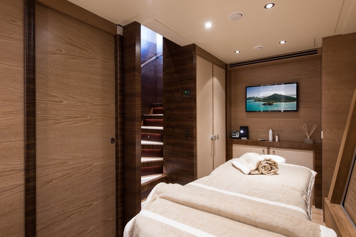 [44m-Yacht-SILVER-WIND]-8534-200.jpg