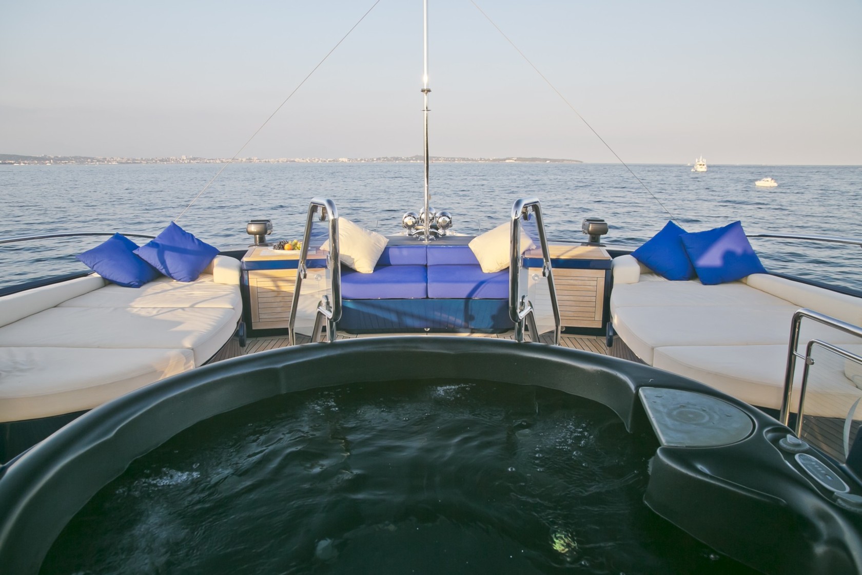 [MOTOR-YACHT-PLUS-TOO]-8234-2.jpg