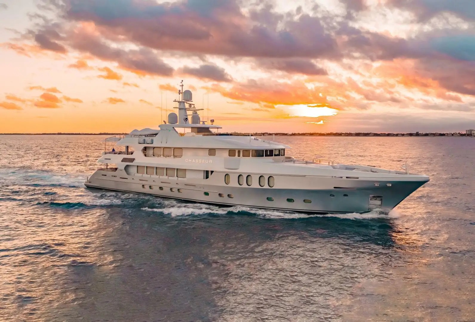 101 Superyacht CHASSEUR.jpg