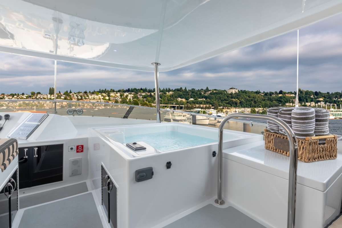 2.1 Sun deck jacuzzi.jpg