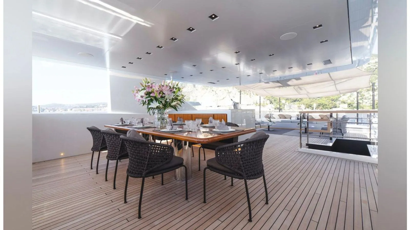 2.3 Sun deck dining.jpg