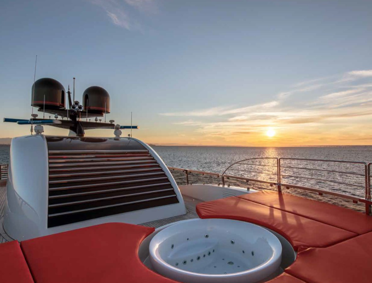 2.5 Sun deck jacuzzi.jpg