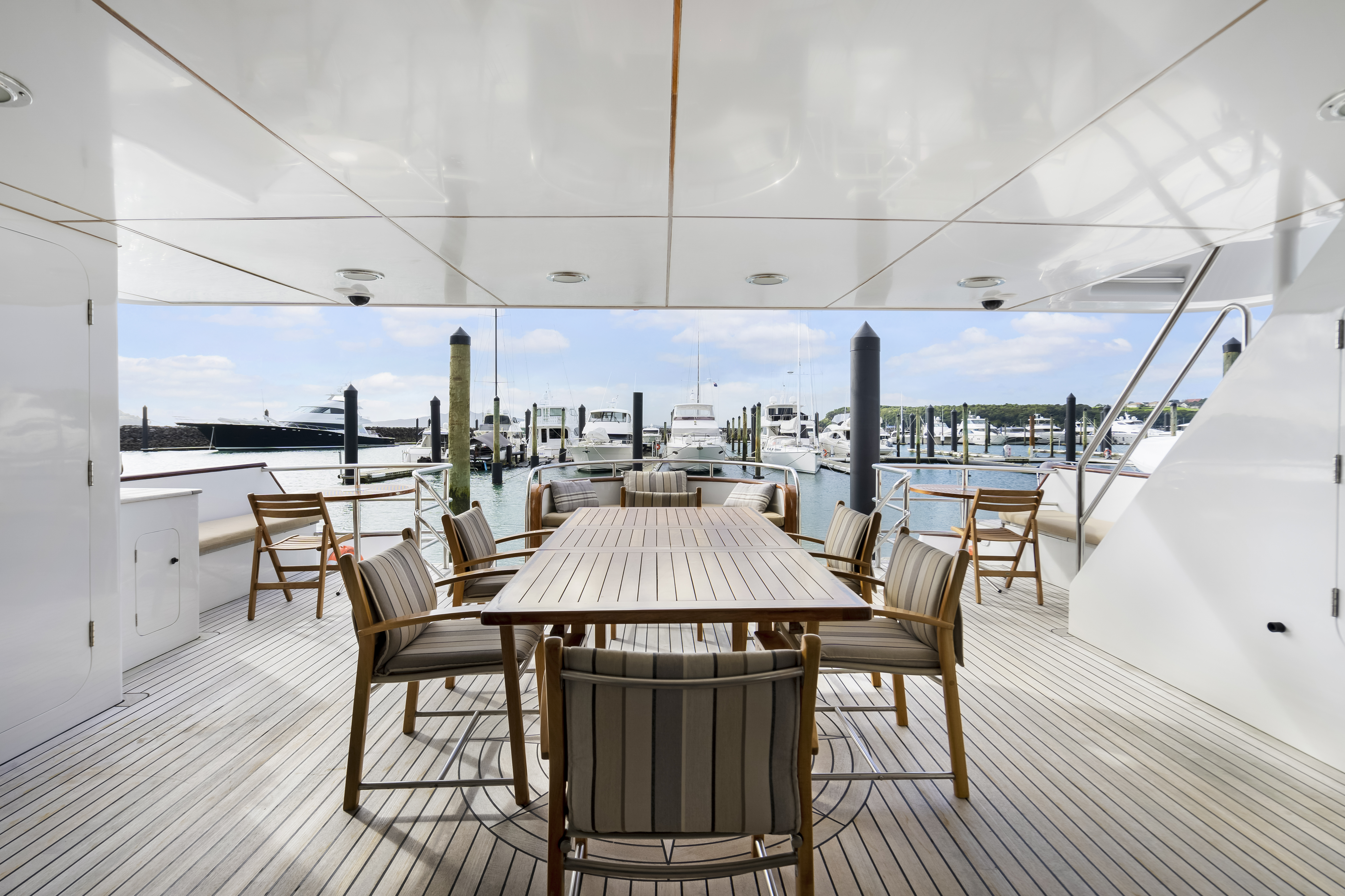 200 Main deck aft.jpg