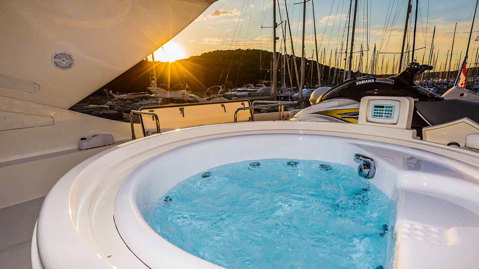 201 Jacuzzi on Sun deck.jpg