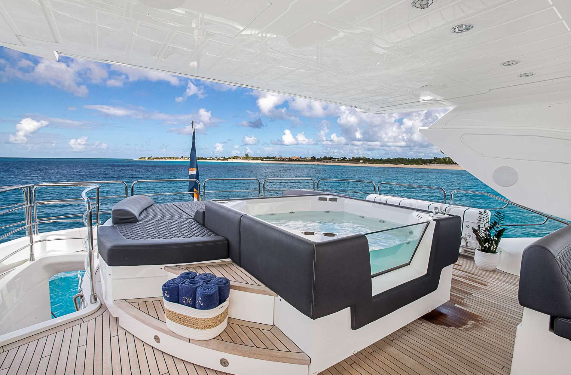 204 Jacuzzi on Sky deck.jpg