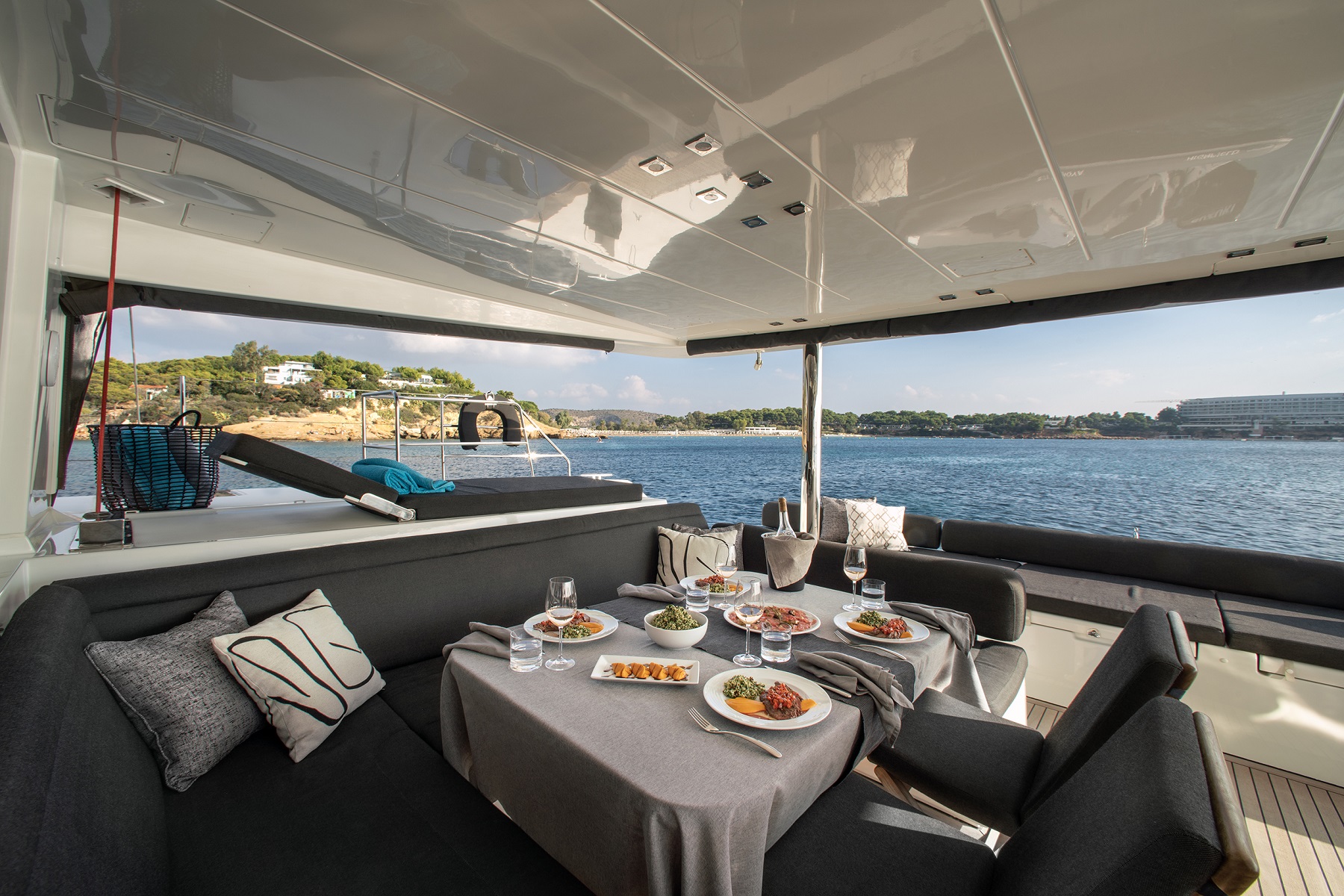 204 Main deck dining.jpg