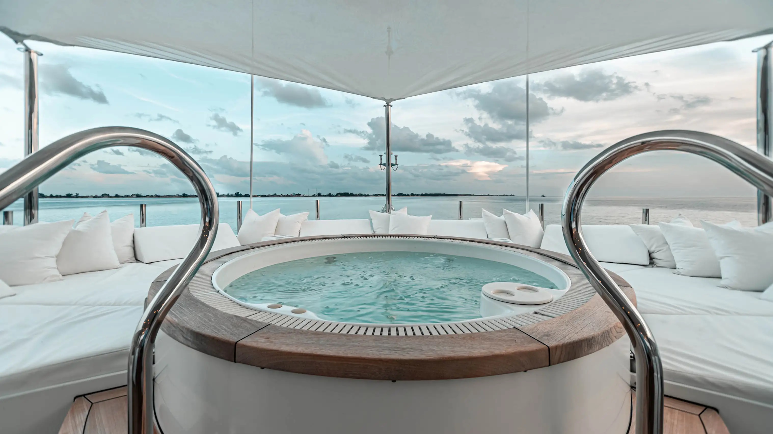205 Jacuzzi on Sun deck.jpg