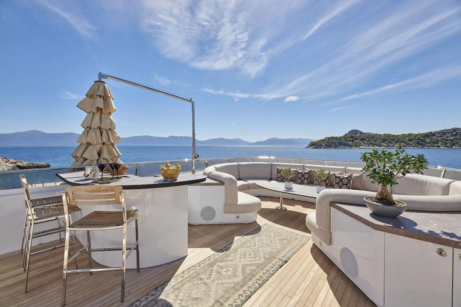 207 Dun deck bar and dining.jpg