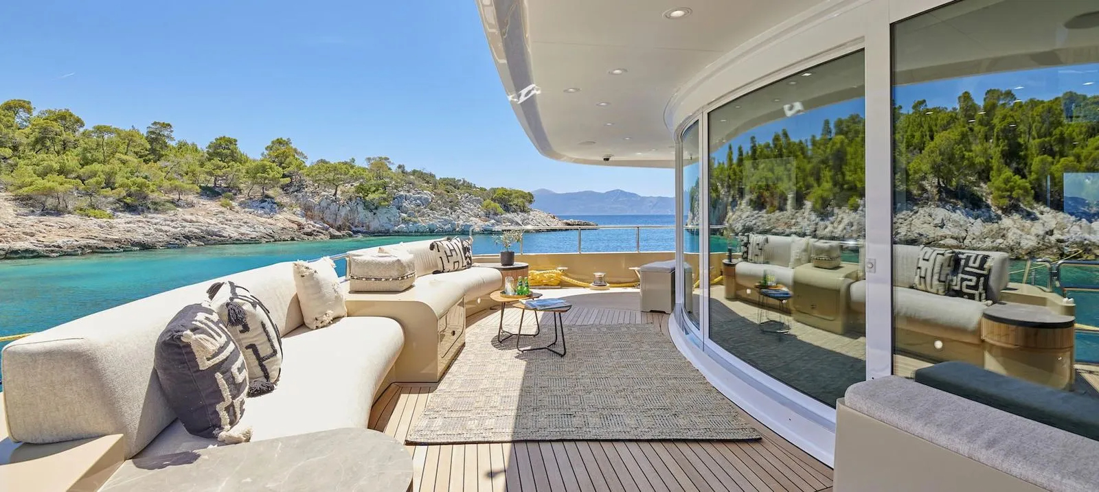 208 Main deck lounge.jpg