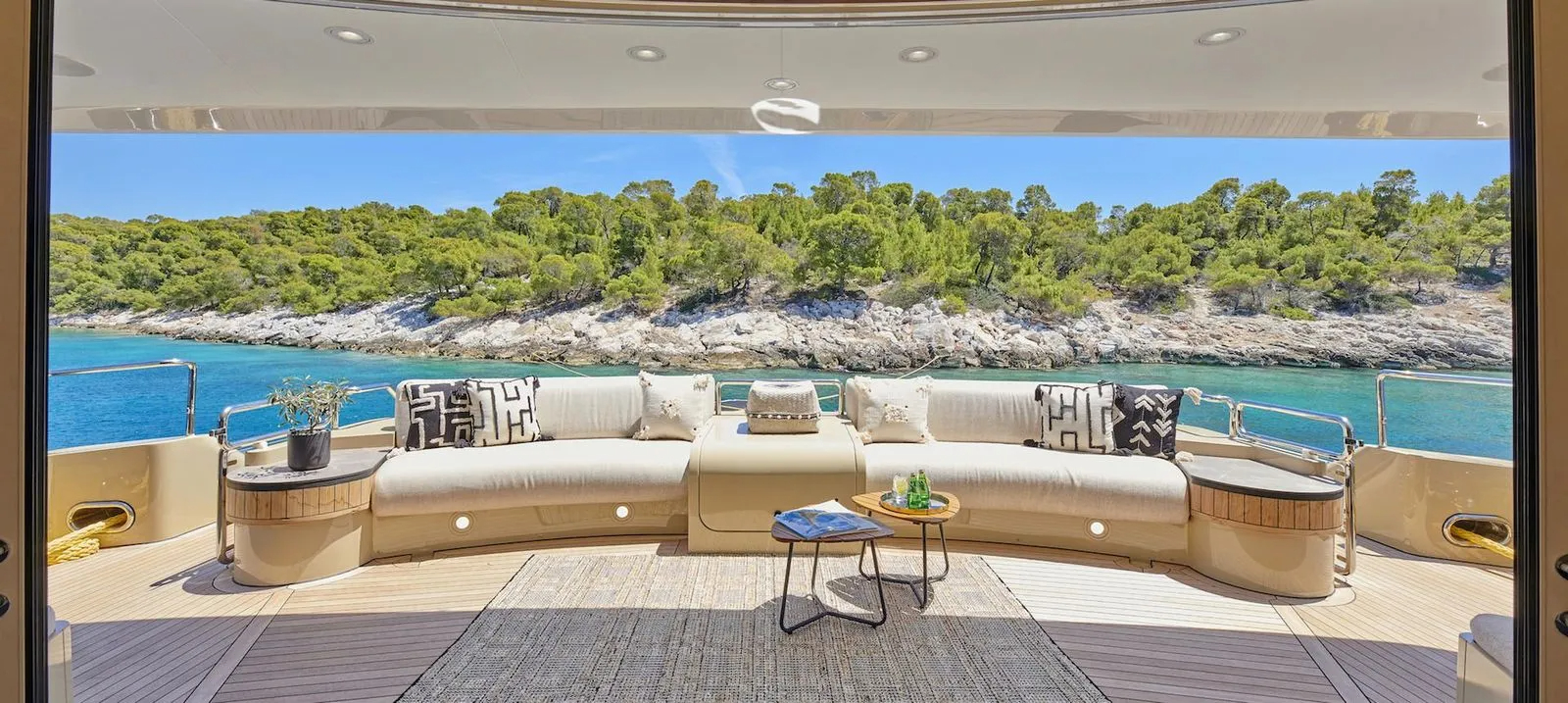 209 Main deck lounge.jpg