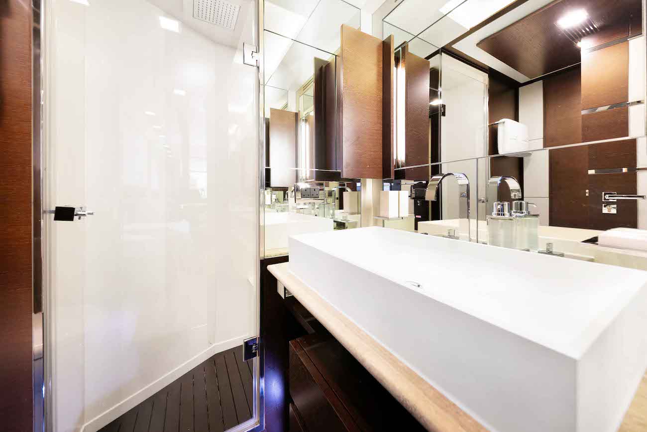 23 Starboard Twin Ensuite.jpg