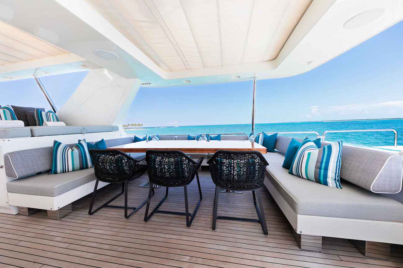 30 Flybridge Dining.jpg