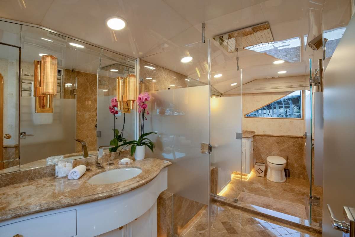4.4 Master bathroom.jpg