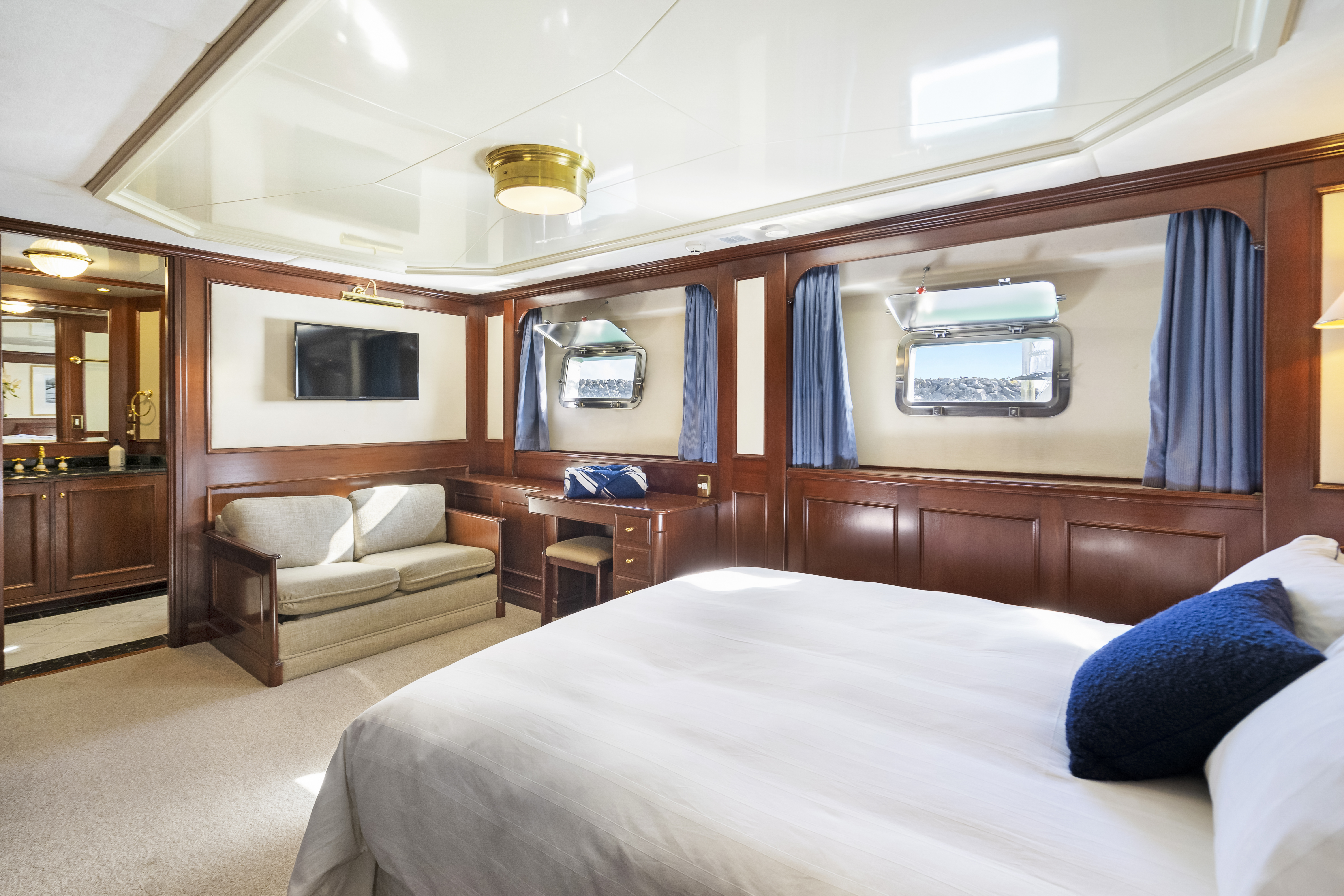 401 Master suite.jpg