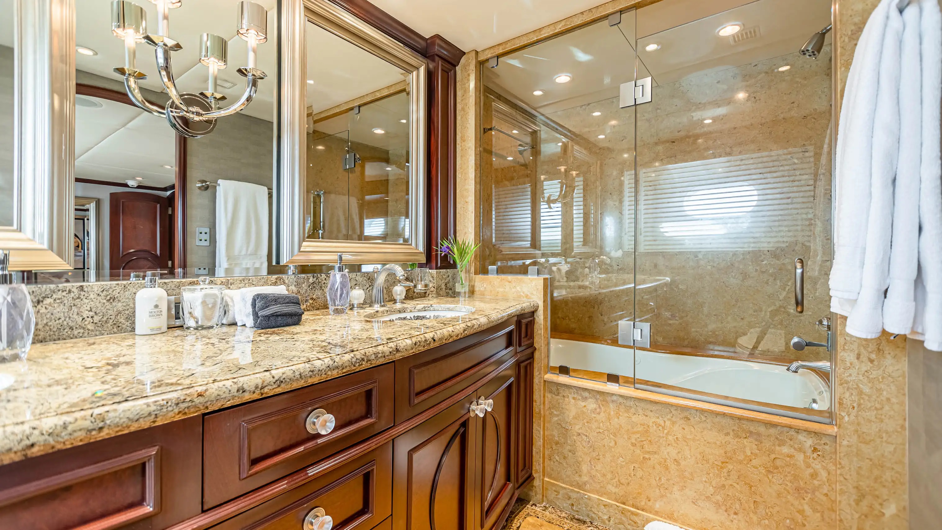 405 Guest ensuite.jpg