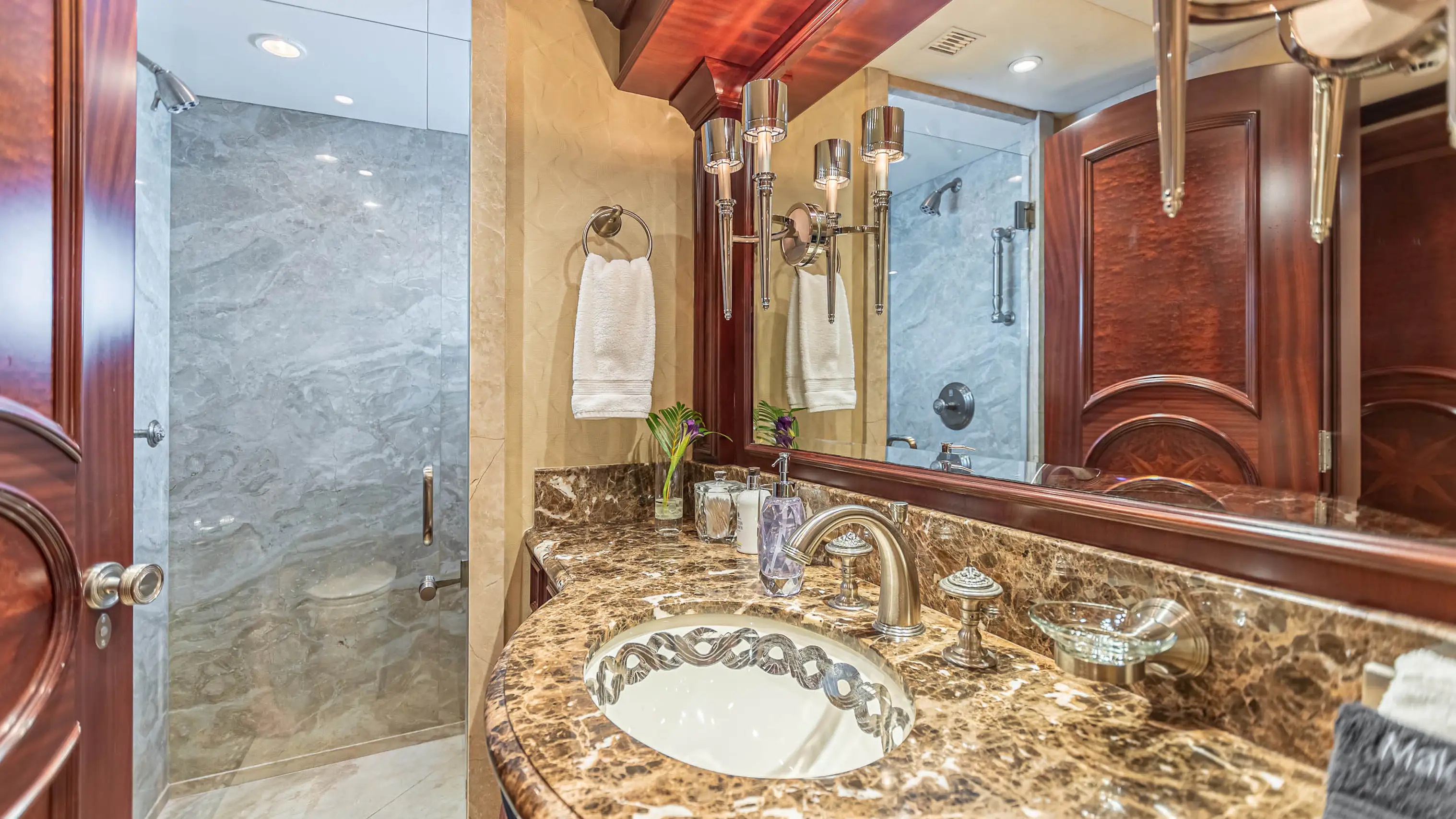 409 Guest ensuite.jpg