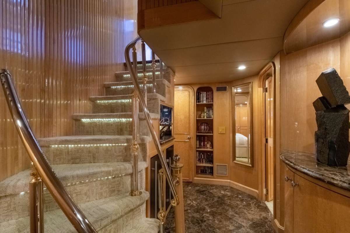 5.2 Interior staircase and hallway.jpg