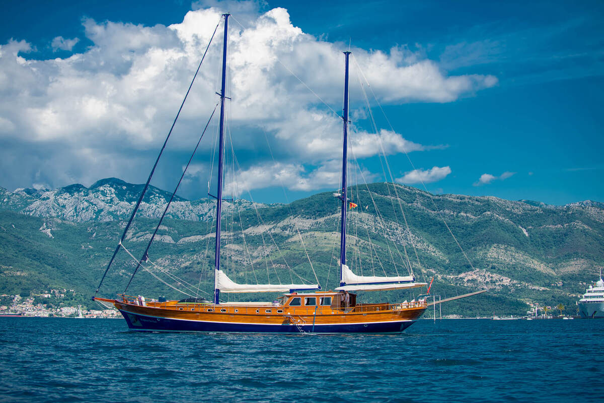 9 profile of the yacht .jpg