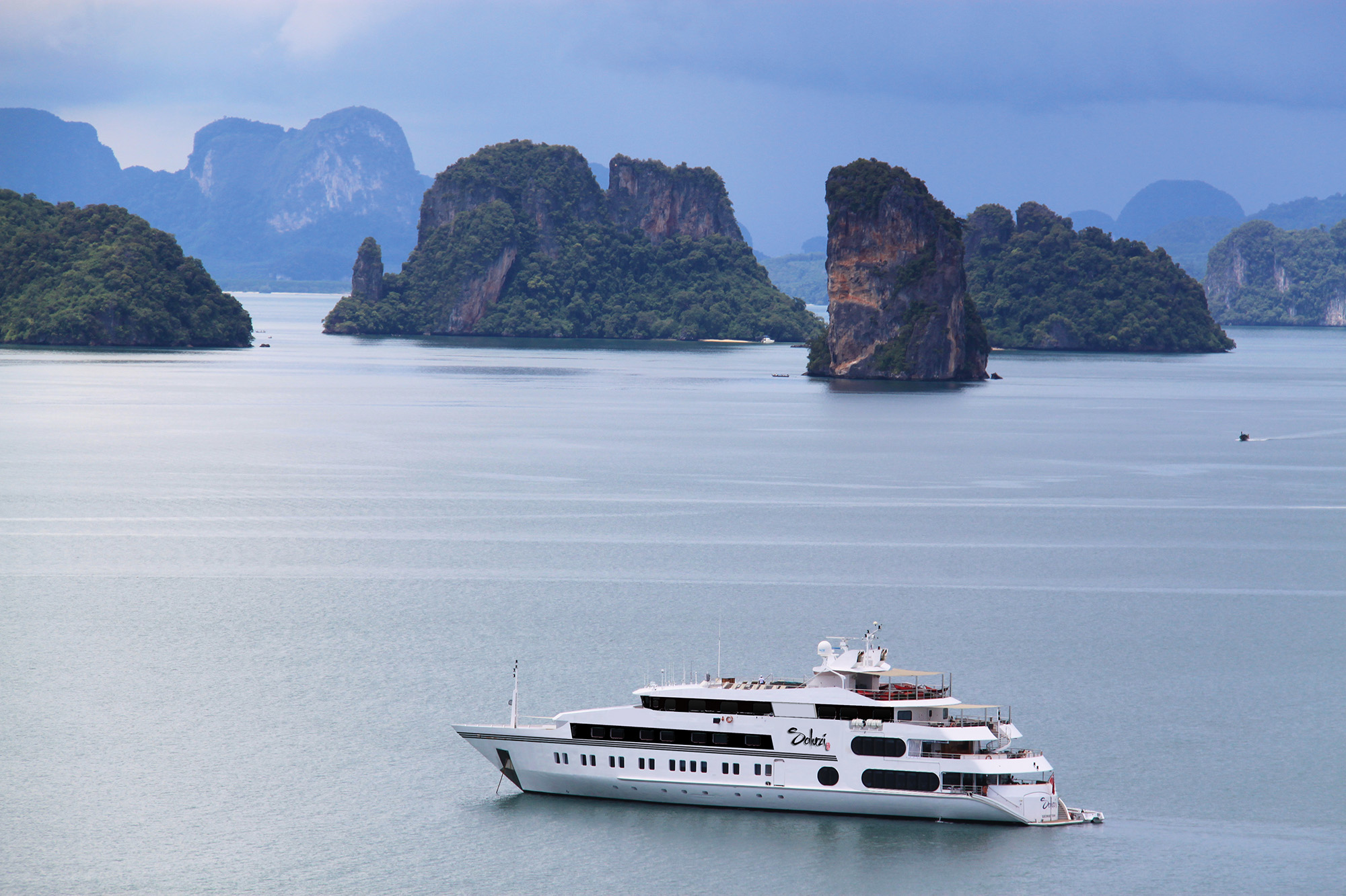 Austal-superyacht-SALUZI in Asia.jpg