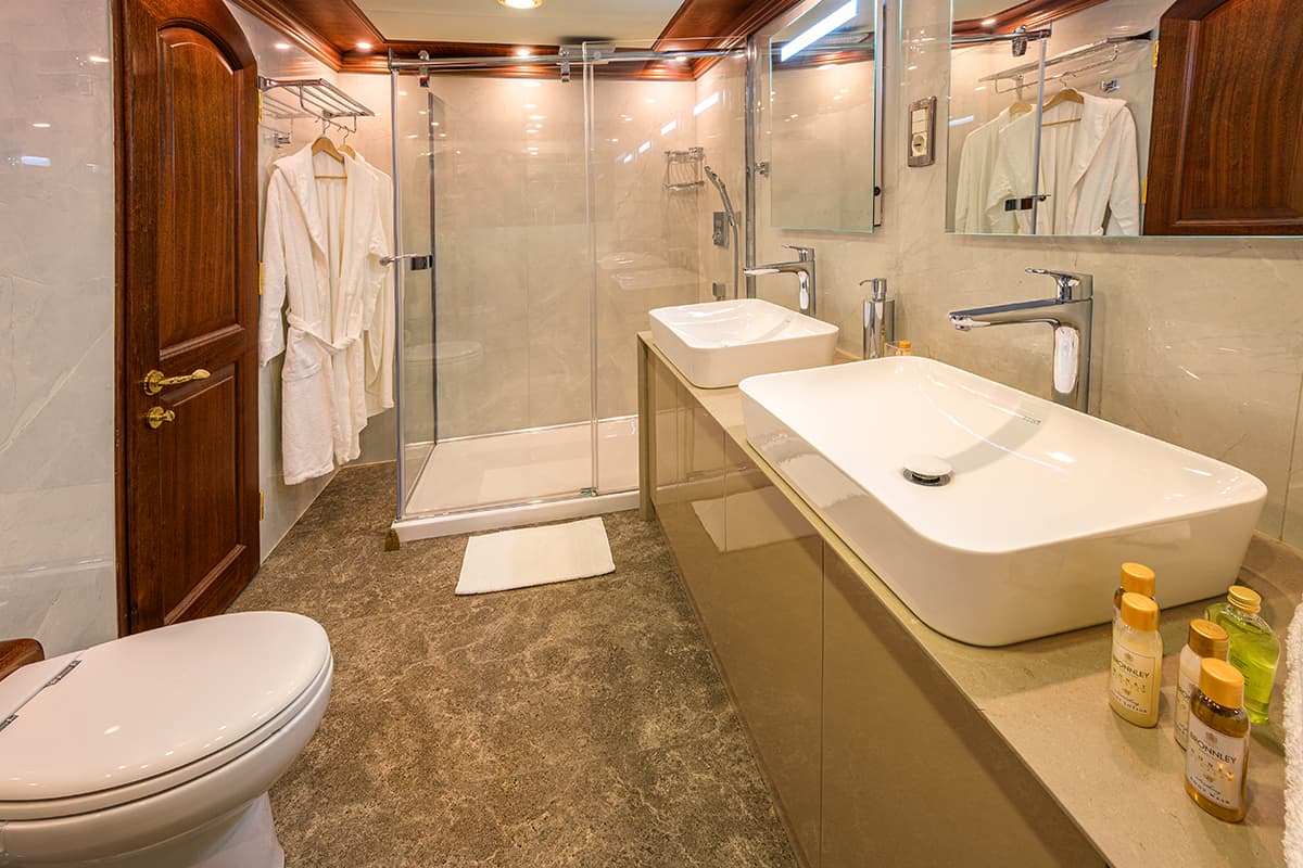 Bathroom 1.jpg