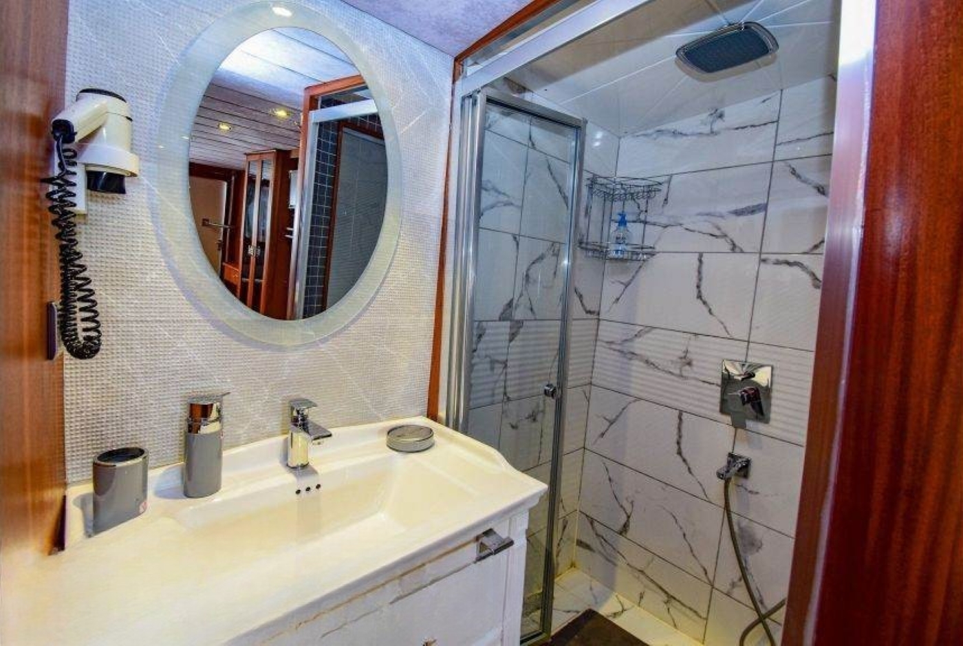 Bathroom Area 03.jpg