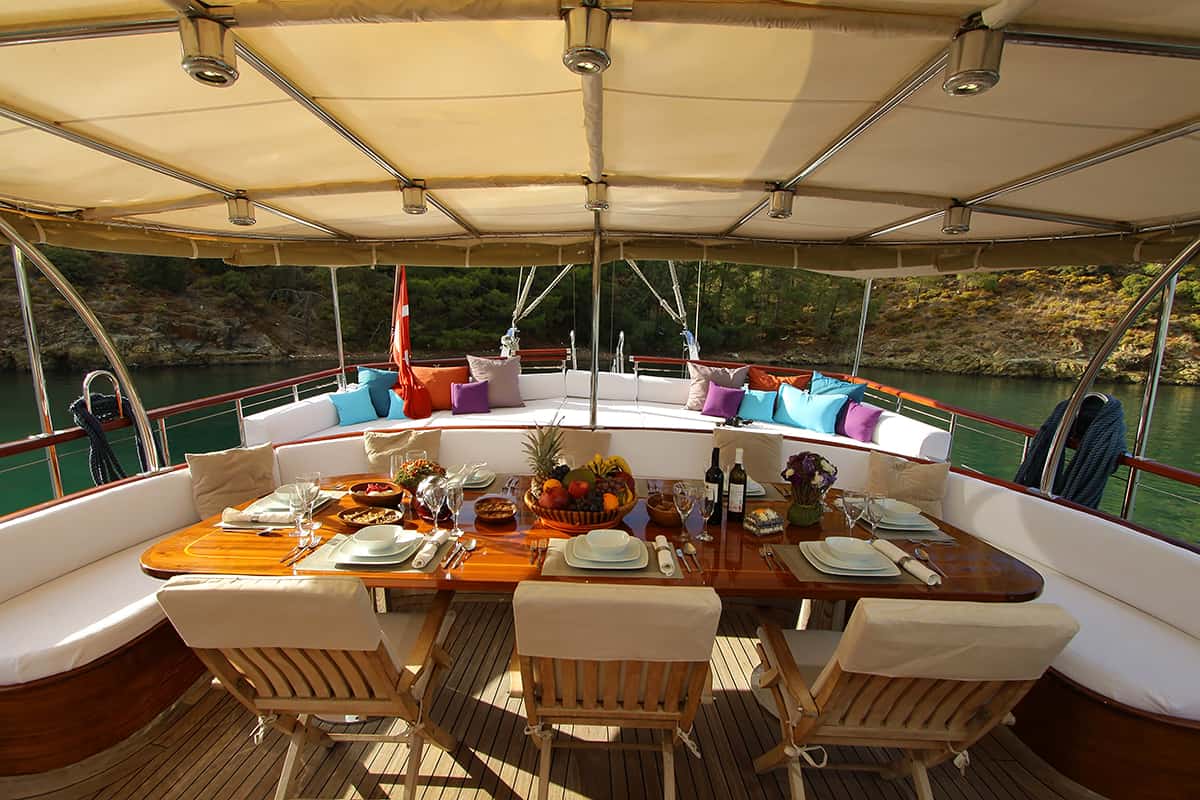 DEAR-LILA-Aft-deck-2.jpg